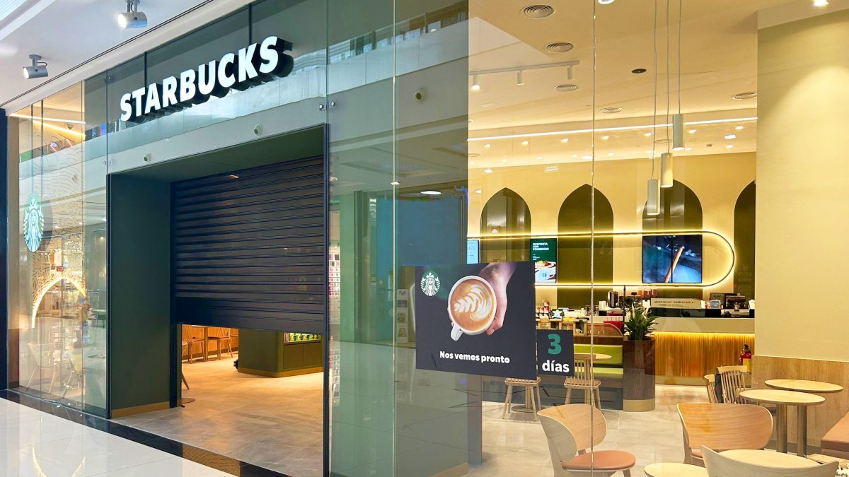 Imagen de archivo de la fachada de Starbucks en el Centro Comercial Torrecárdenas.