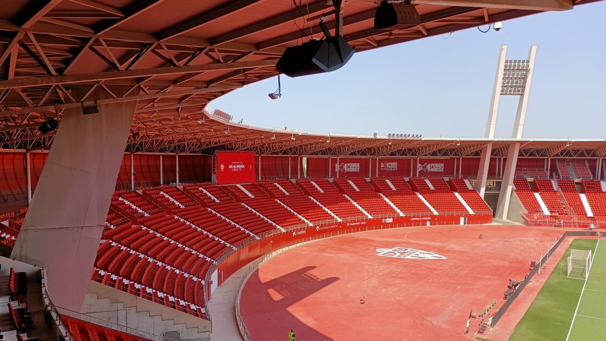 El Almería no instalará supletorias en los fondos y mantendrá los fondos originales en Segunda División.