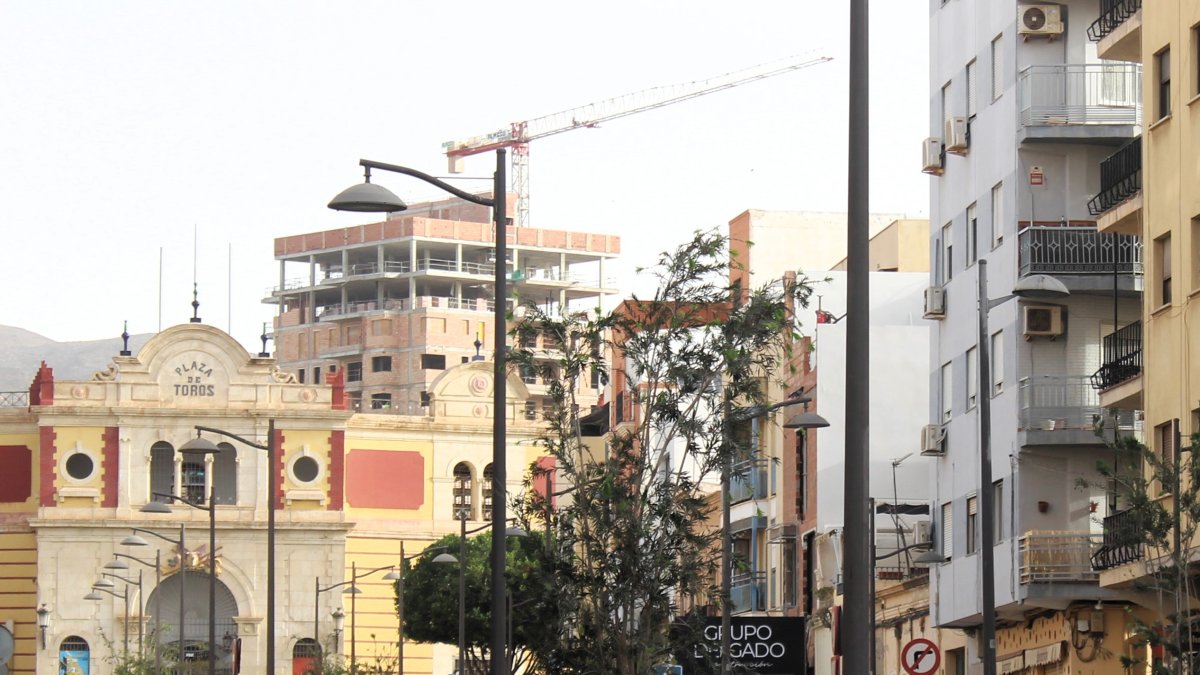 Plaza de Toros de Almería, custodiada ahora por el gigante de once plantas que han levantado a los pies de la Molineta.