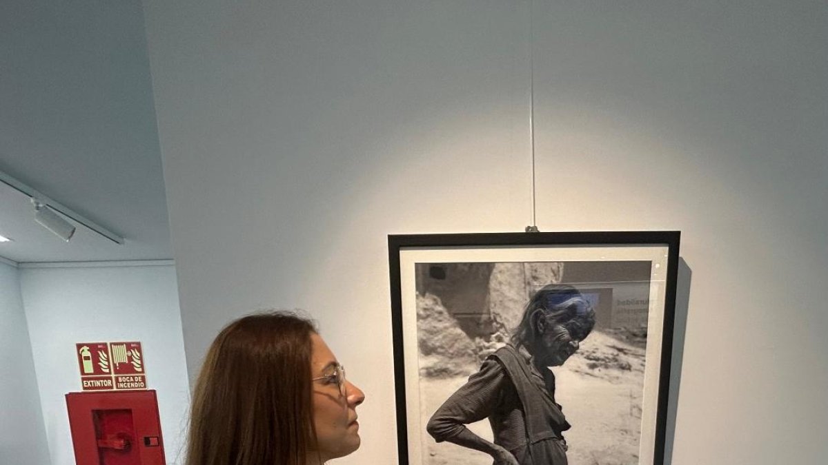 Susana Pozo observa Vieja de La Chanca como Perceval la tituló en 1987.