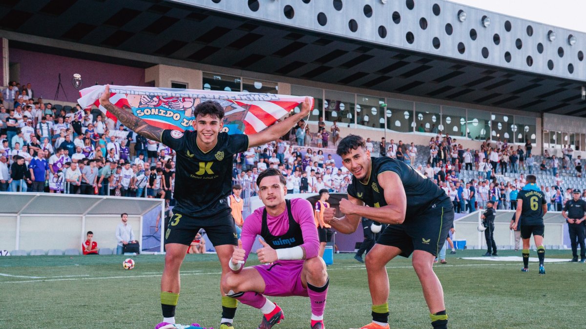 Marcos Peña, Bruno Iribarne y Rachad Fettal celebrando el pase del filial en 'La Victoria'.