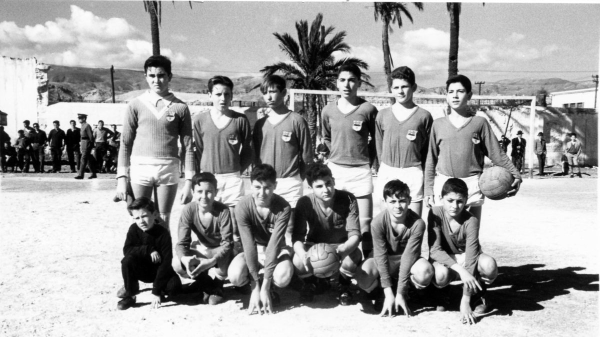 Rojas, agachado, junto a Artero, con el balón en las manos, y sus compañeros Soto, Ortuño, Antoñito, Rivera, Moreno, Delgado, Camacho, Bonillo y