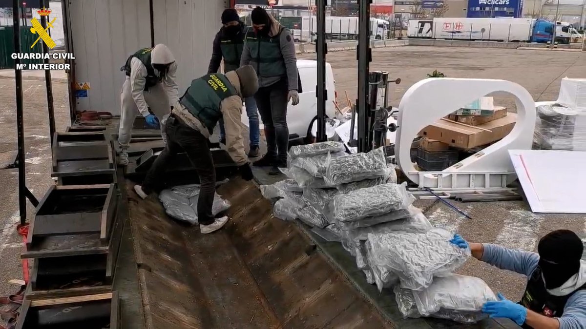 Agentes de la Guardia Civil realizando uno de los registros hechos en la operación.