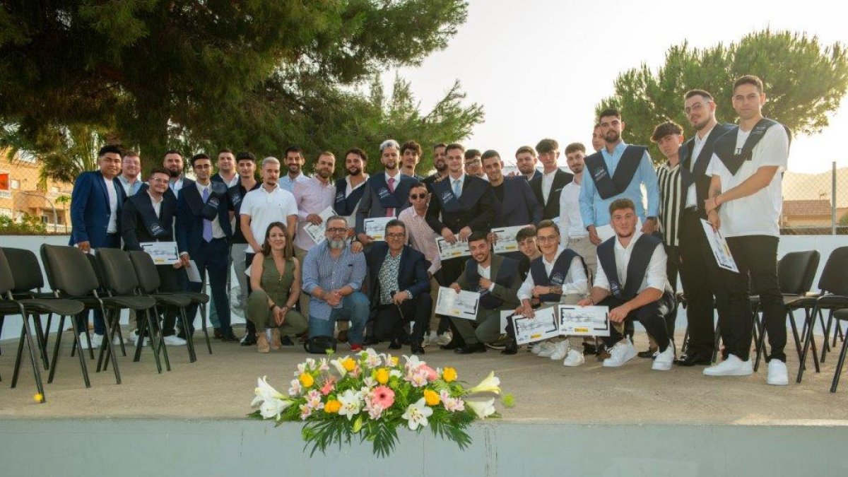 Alumnos en la entrega de bandas.