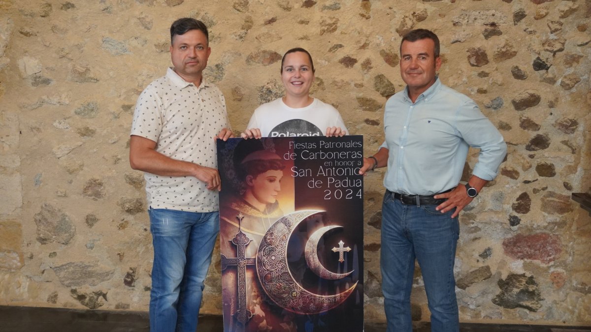 Fotografía con la ganadora del cartel de las Fiestas de este año 2024.