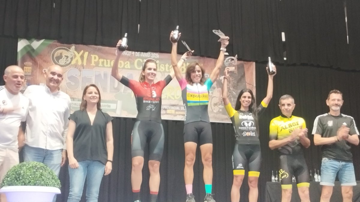 Podium femenino de la carrera.