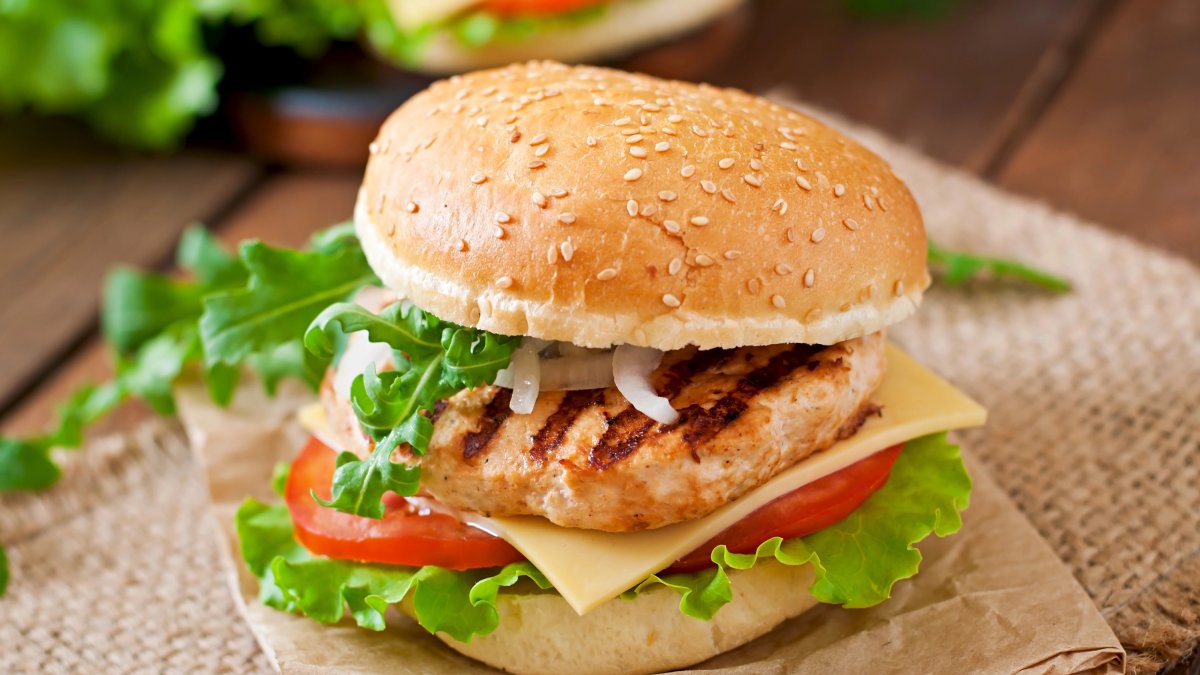 Hamburguesa de pollo. Fotografía de Timolina descargada en Depositophotos.com.