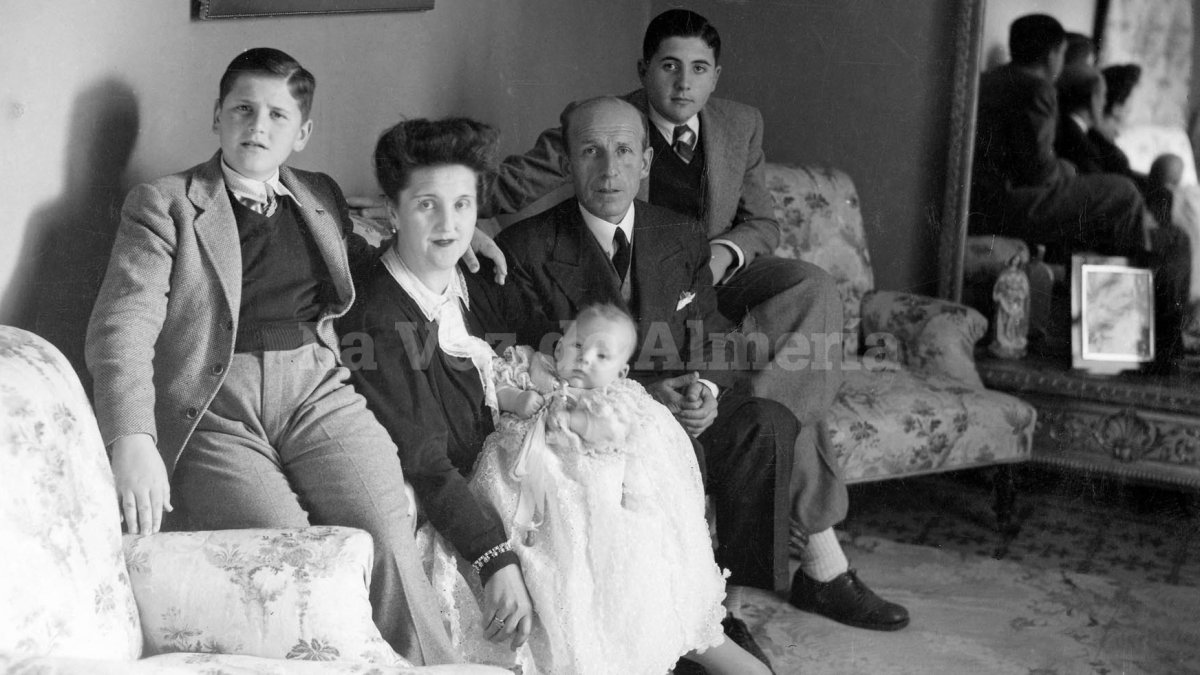 Manolo Cuesta, sentado en el sofá, junto a su madre, Carmen González Montoya, su hermano pequeño, Francisco, su padre, Antonio Cuesta y hermano.