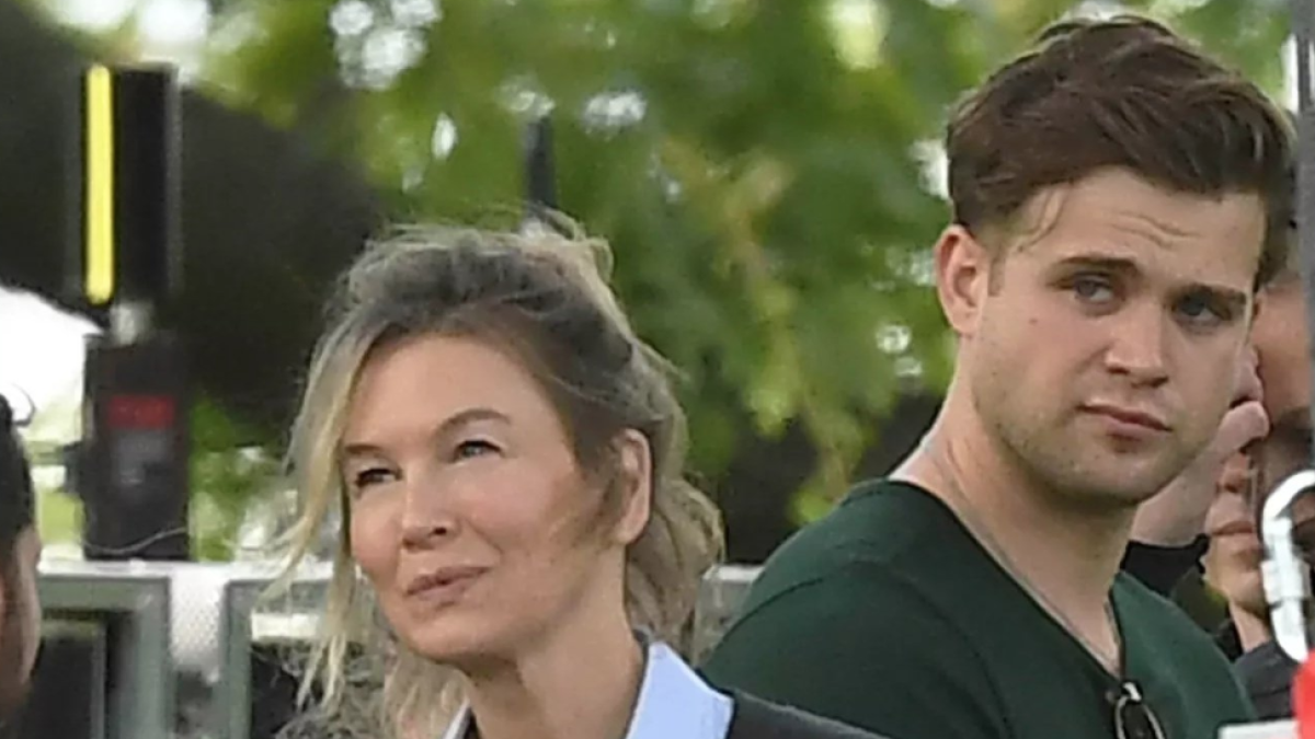 Renée Zelweger y Leo Woodall