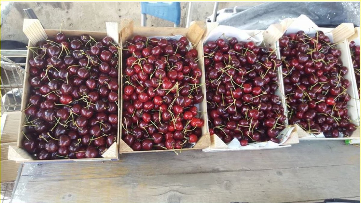 Cereza de Abrucena, a la venta en un mercado de Almería.