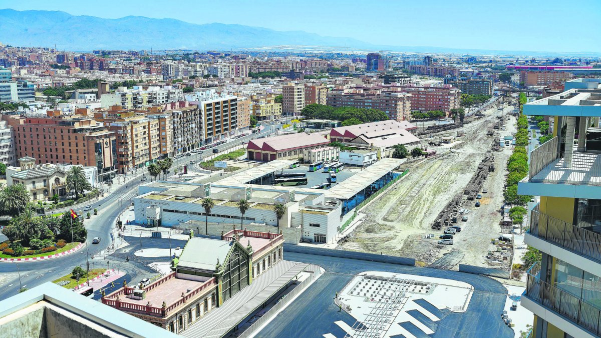 Imagen general de la estación antigua con las obras del soterramiento