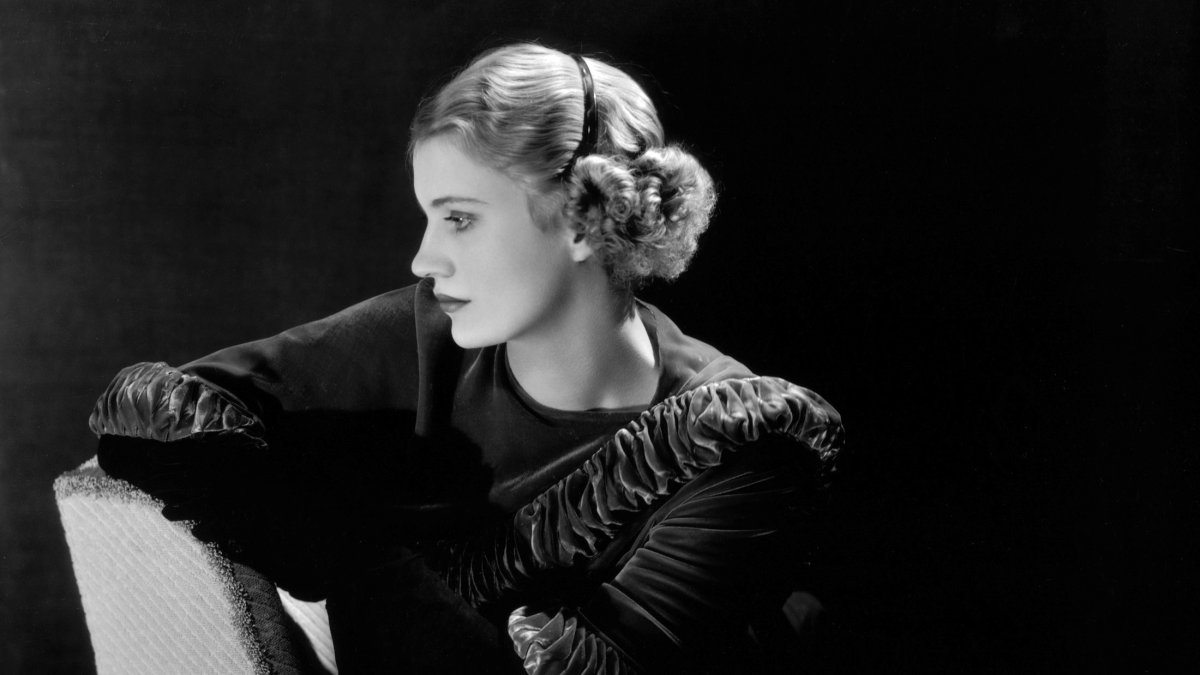 Lee Miller, autorretrato con diadema, Nueva York, 1932. Foto: © Lee Miller Archives.