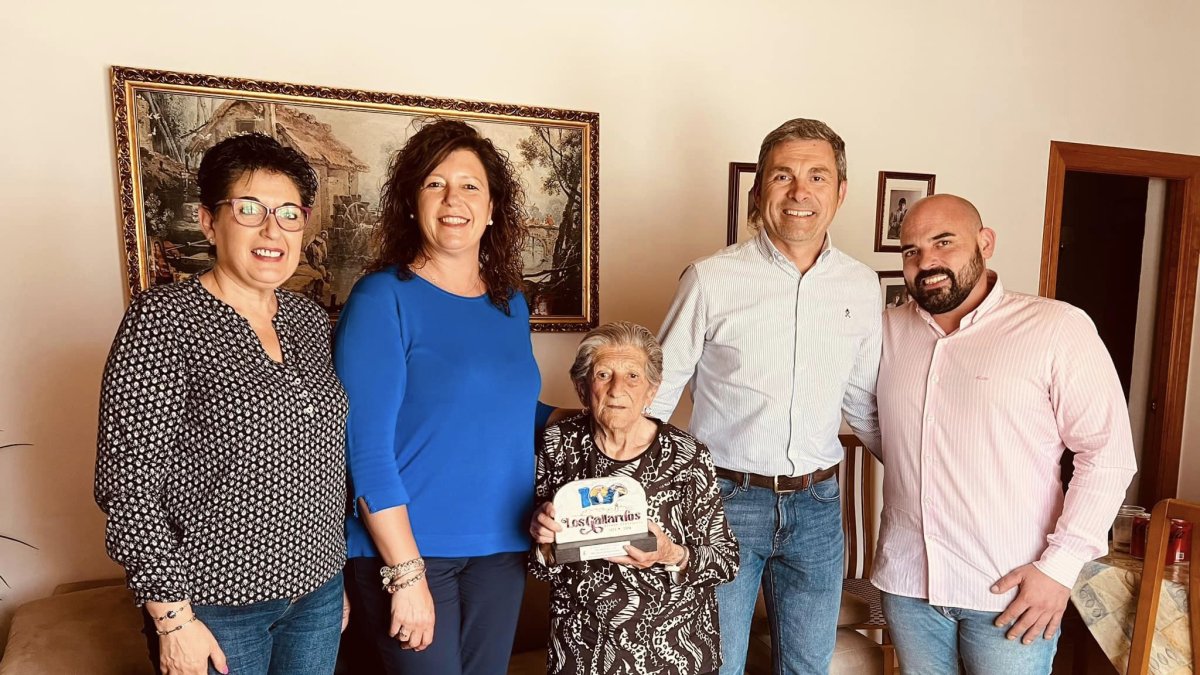 María Alonso junto a familia y autoridades en una imagen difundida por el Ayuntamiento.