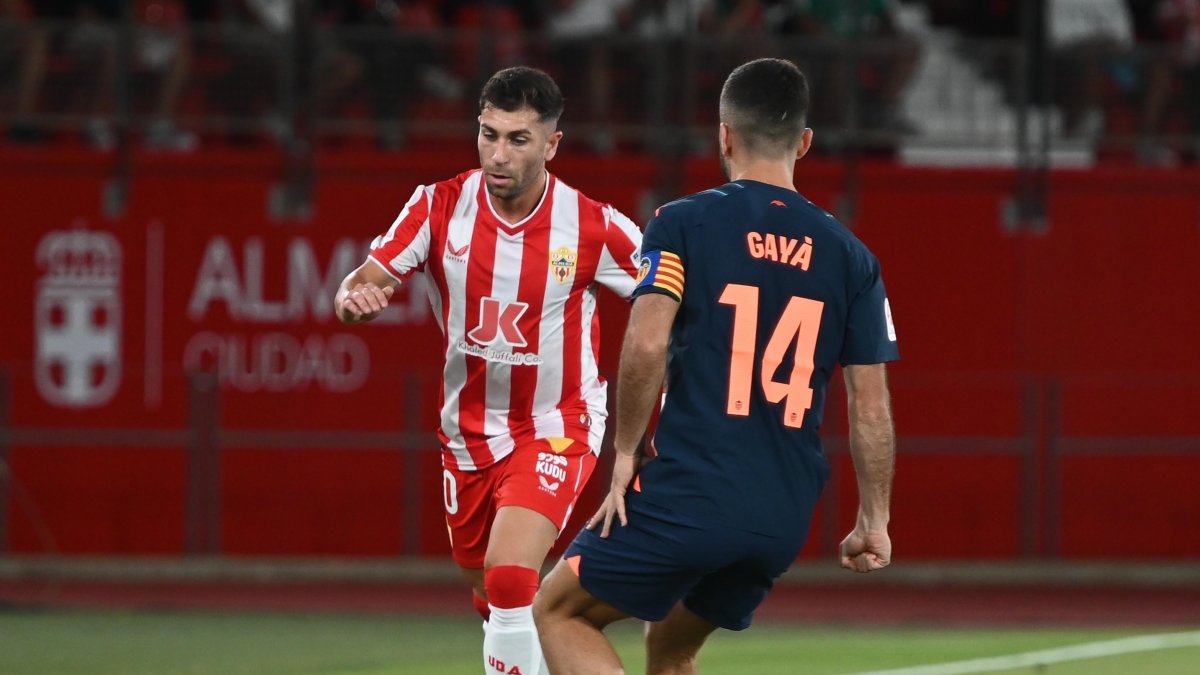Adri Embarba y José Luis Gayá en el partido Almería-Valencia en el Mediterráneo.