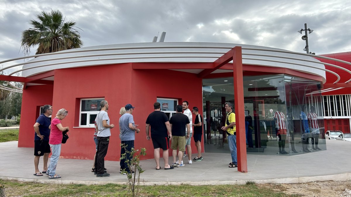 Los abonados se están acercando a las taquillas del Estadio para llevarse dos entradas.