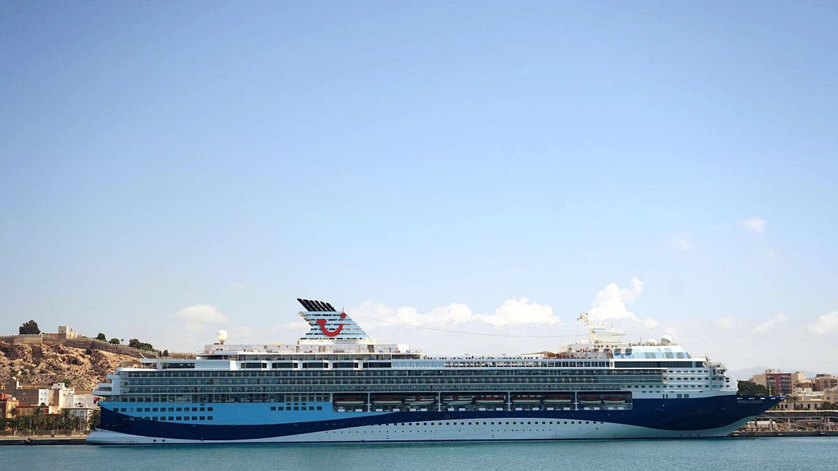 El Marella Voyager llegó este jueves al Puerto de Almería.