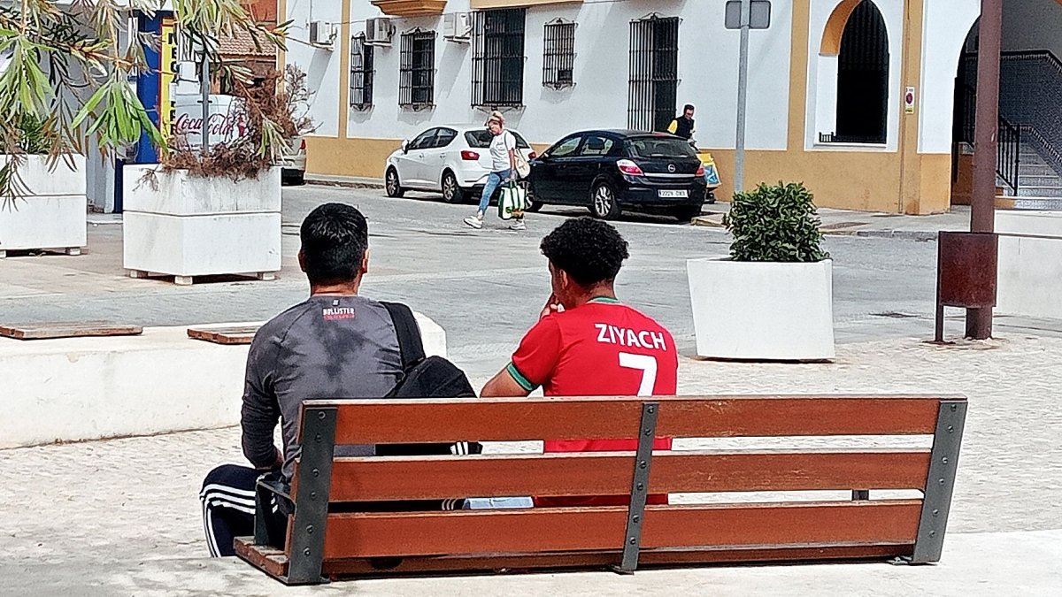 Un voluntario en el acompañamiento a un joven extutelado.