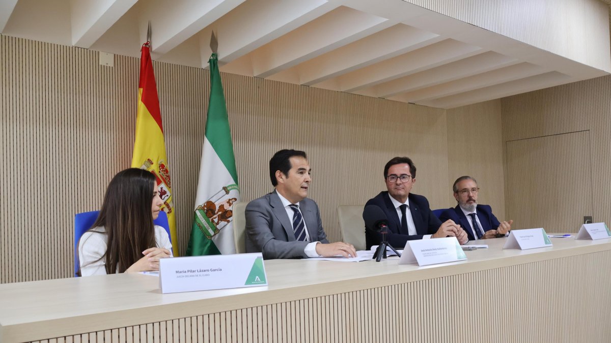 El consejero de Justicia en su visita a El Ejido.