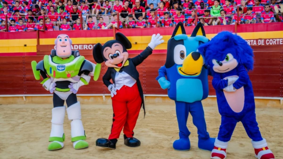 Personajes Disney despiden la temporada 2023/2024 de la Escuela Municipal de Fútbol de Roquetas de Mar.