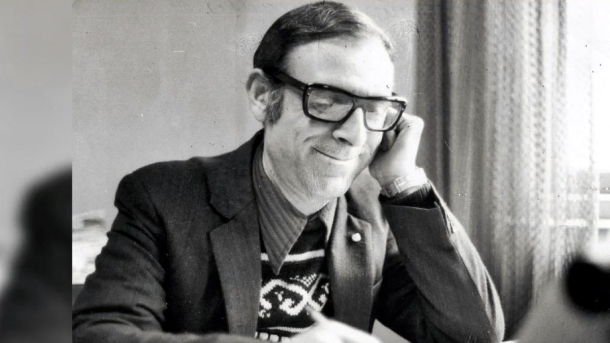 Antonio Camacho Gómez (Roquetas, 1930-Santa Fe, 2023) en la vieja redacción de El Litoral, periódico argentino, en 1964.