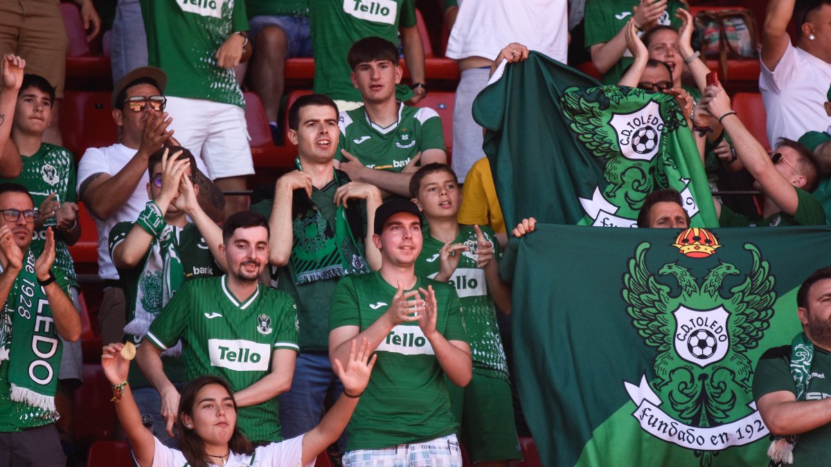 Los seguidores del Toledo disfrutando en Almería.