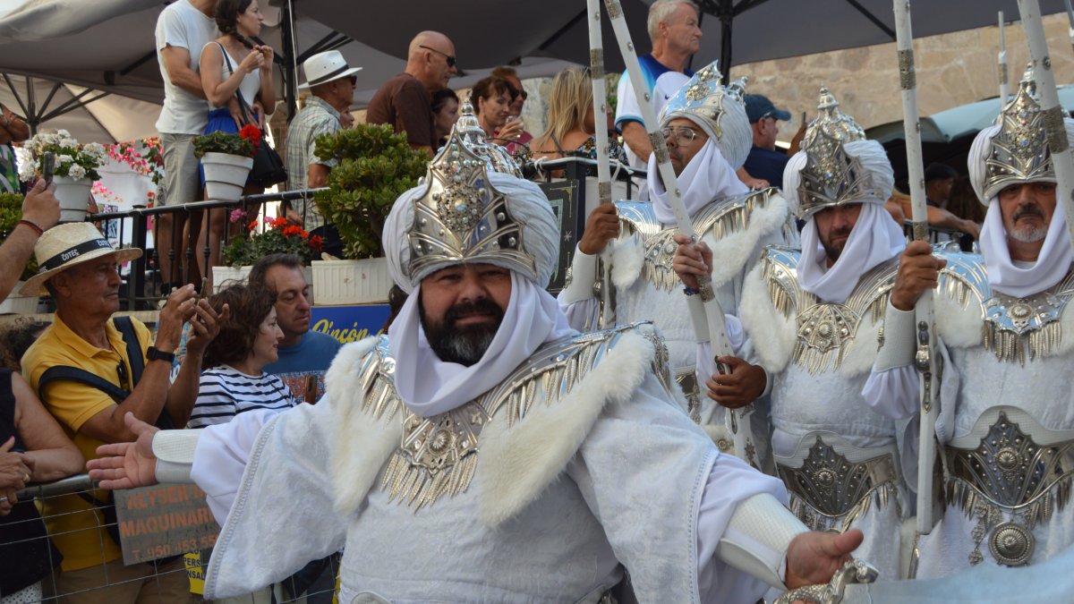 Con trajes de gala las comparsas deleitaron a los asistentes a los Moros y Cristianos de Mojácar.