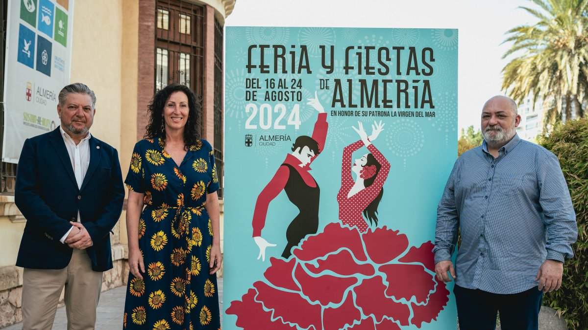 Diego Cruz, María del Mar Vázquez y Carlos Rigo, junto al cartel de la Feria de Almería 2024 diseñado por el último.