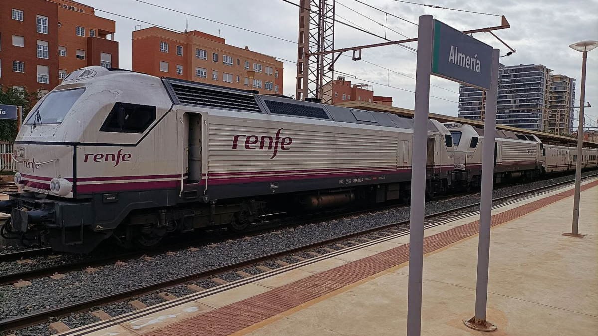 El Talgo Intercity hace una parada en la estación de Almería.