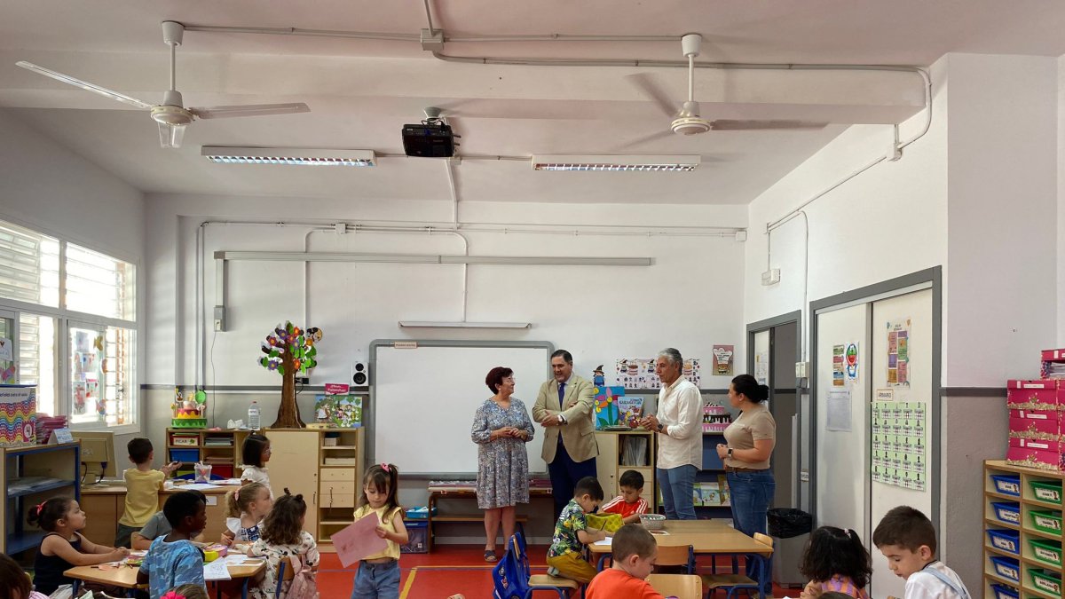 Visita de las autoridades al colegio objeto de la reforma.