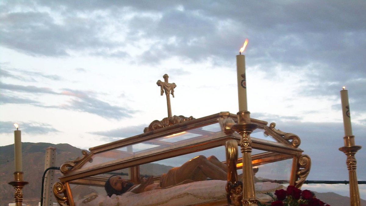 La Cofradía ha impulsado una verbena solidaria para restaurar el Santo Sepulcro.