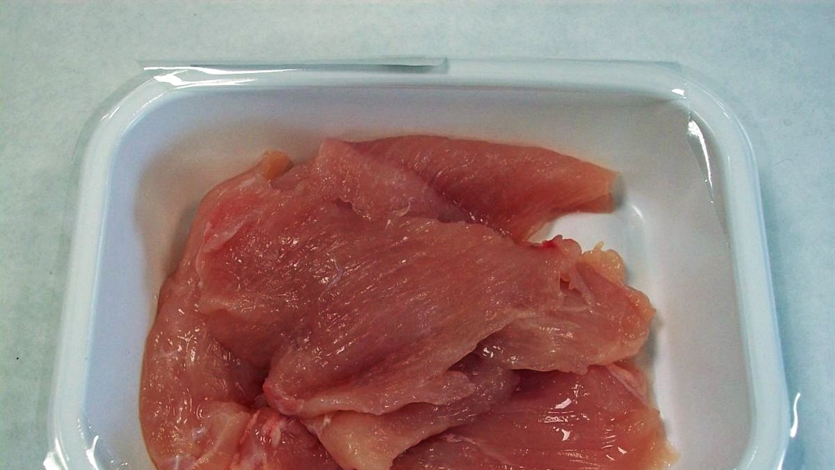 Imagen de archivo de pollo envasado.