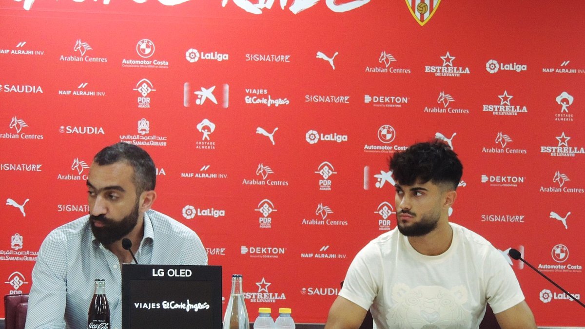 Mohamed El Assy presentando a Arnau Puigmal.