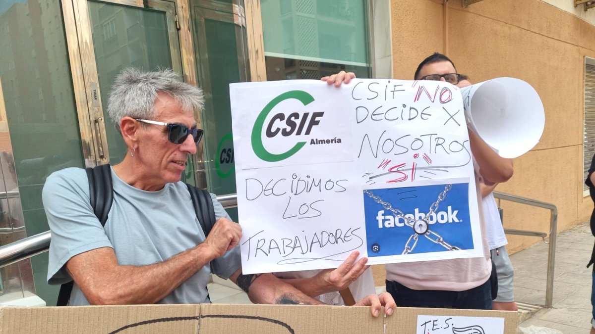 Imágenes de la manifestación del pasado lunes en la sede de CSIF Almería.