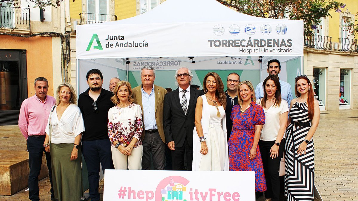Paola Laynez, Juan de la Cruz y Manuel Vida junto a los profesionales de la carpa de cribado.