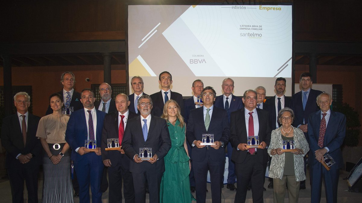 Juan Cano, en el centro de la segunda fila, en los premios San Telmo.