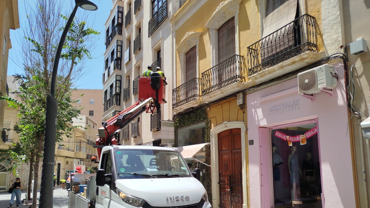 Grúas colocando las estructuras en Reyes Católicos