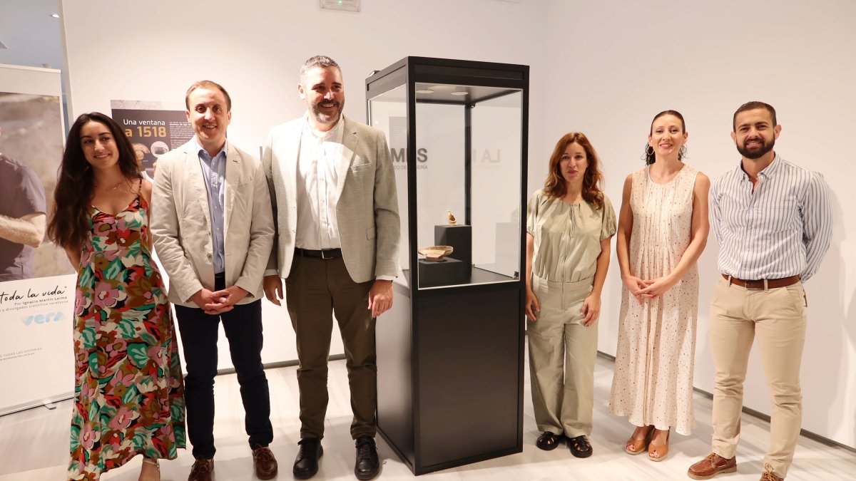 Autoridades y responsables del museo junto a las piezas exhibidas.