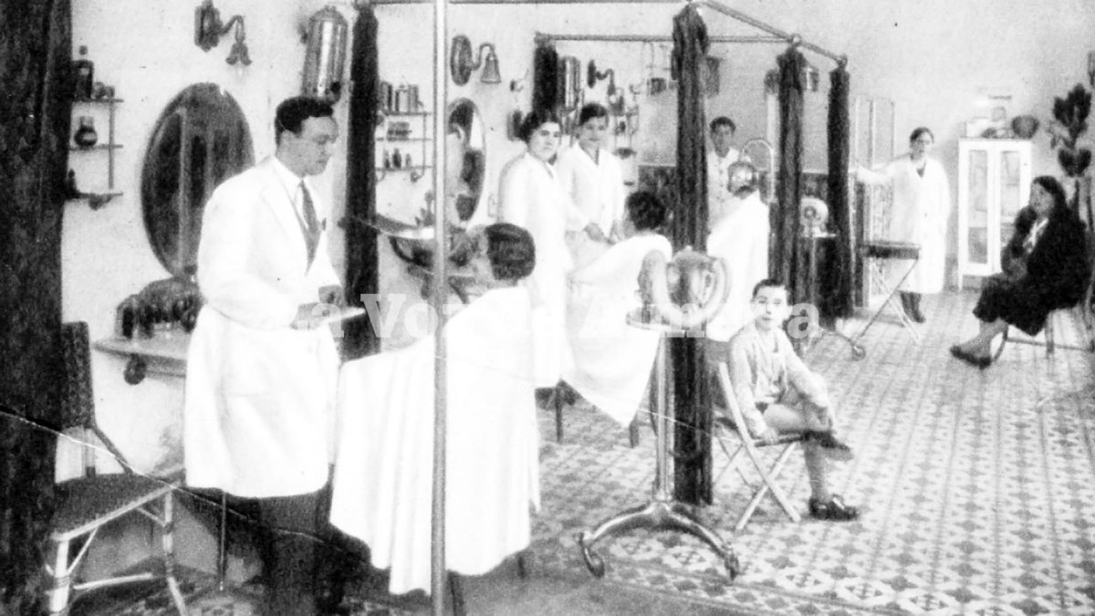 Salón del peluquero Francisco H. Arqueros, en el número 17 del Paseo.