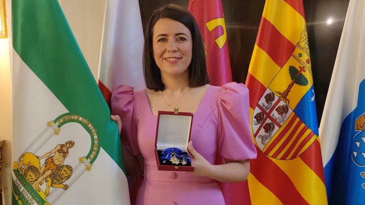 Elisabet Suárez, con la medalla en la mano, en el Palacio Real.