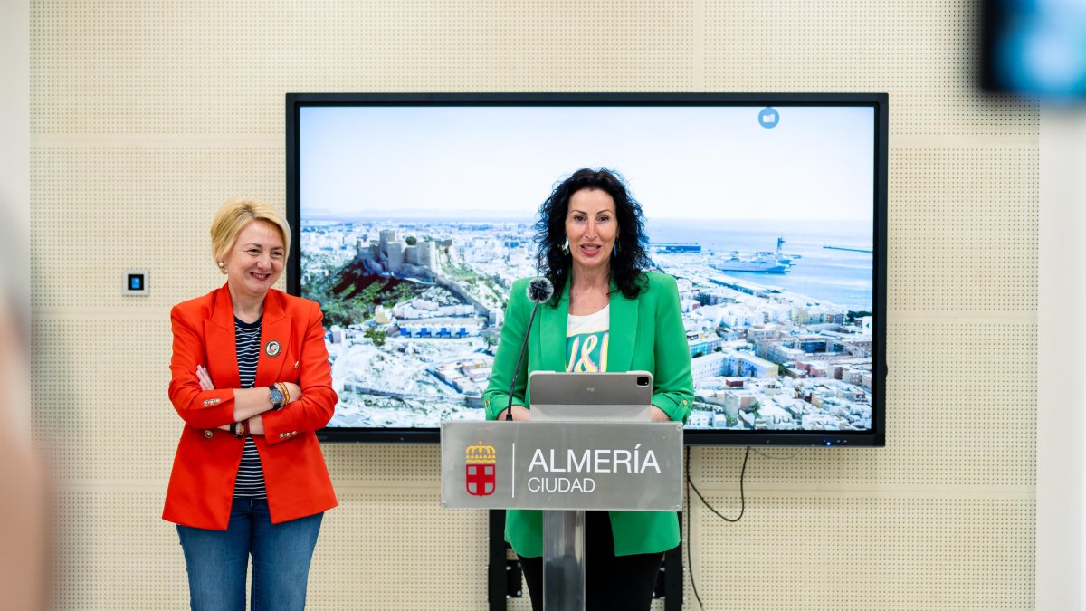 María del Mar Vázquez y Eloísa Cabrera durante la presentación de la unidad