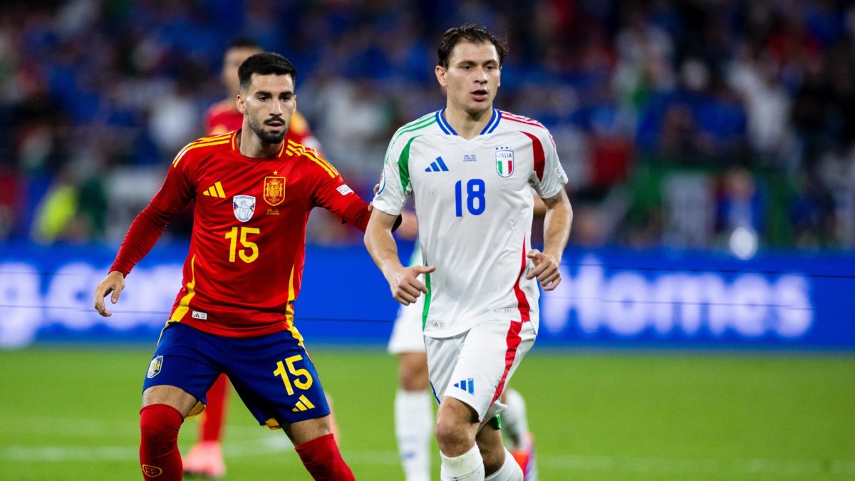 Álex Baena entró en la segunda mitad para ayudar a Rodri y Fabián en la medular.