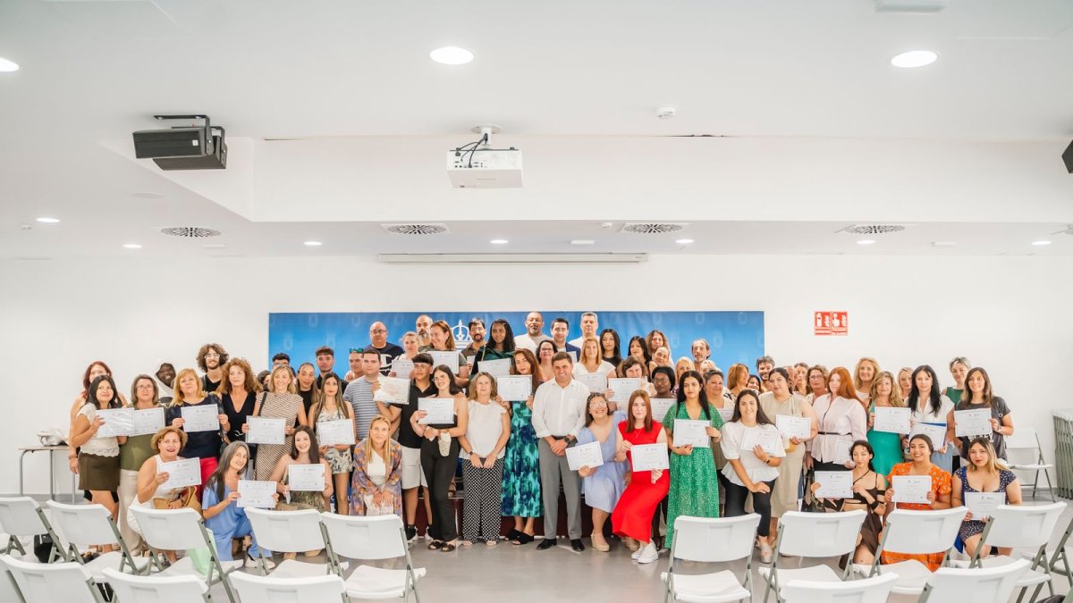 Los alumnos posas con sus diplomas.