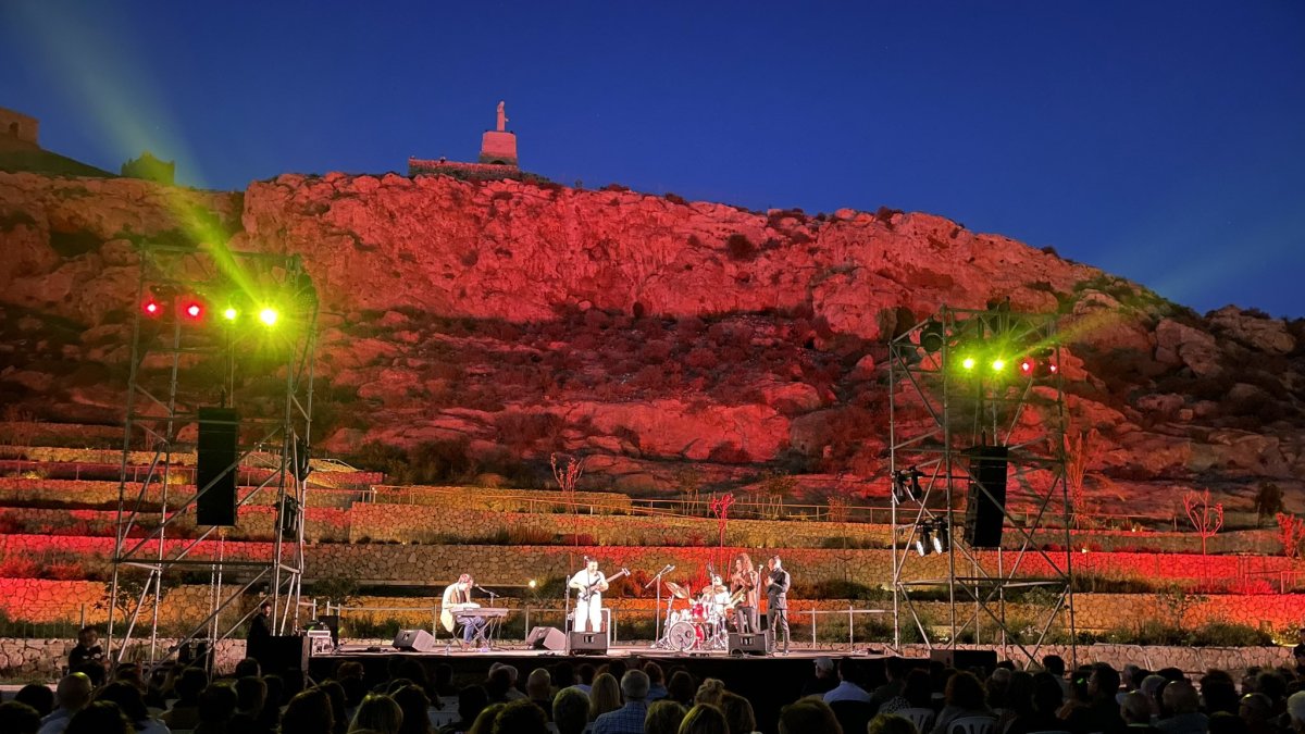 Antonio Lizana y su grupo en los Jardines Mediterráneos de La Hoya en el primer concierto del festival Alamar 2024