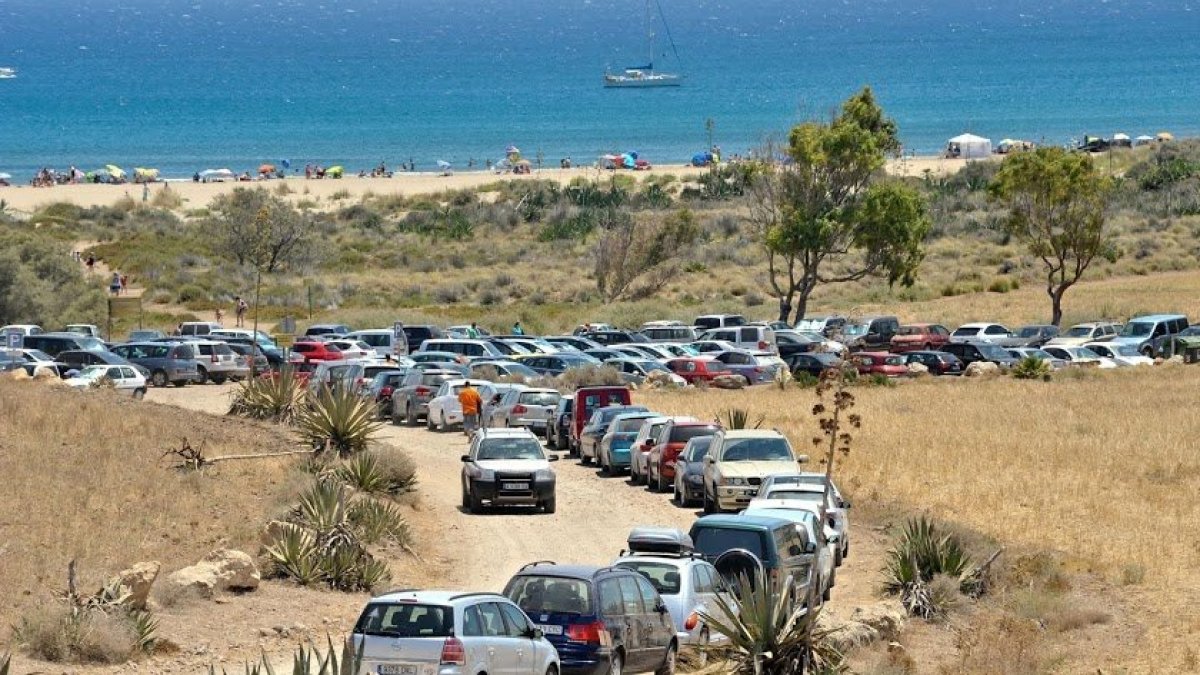 Vehículos en una playa de Cabo de Gata, en una imagen de archivo.