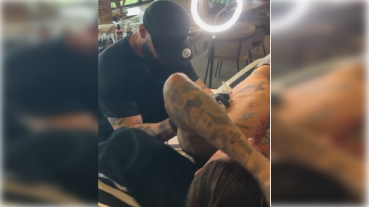 Rodrigo Gálvez tatuando a Sergio Ramos.