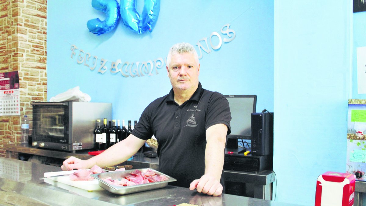 Carmelo Capel Giménez regenta un pequeño bar en la calle Alcalde Muñoz.