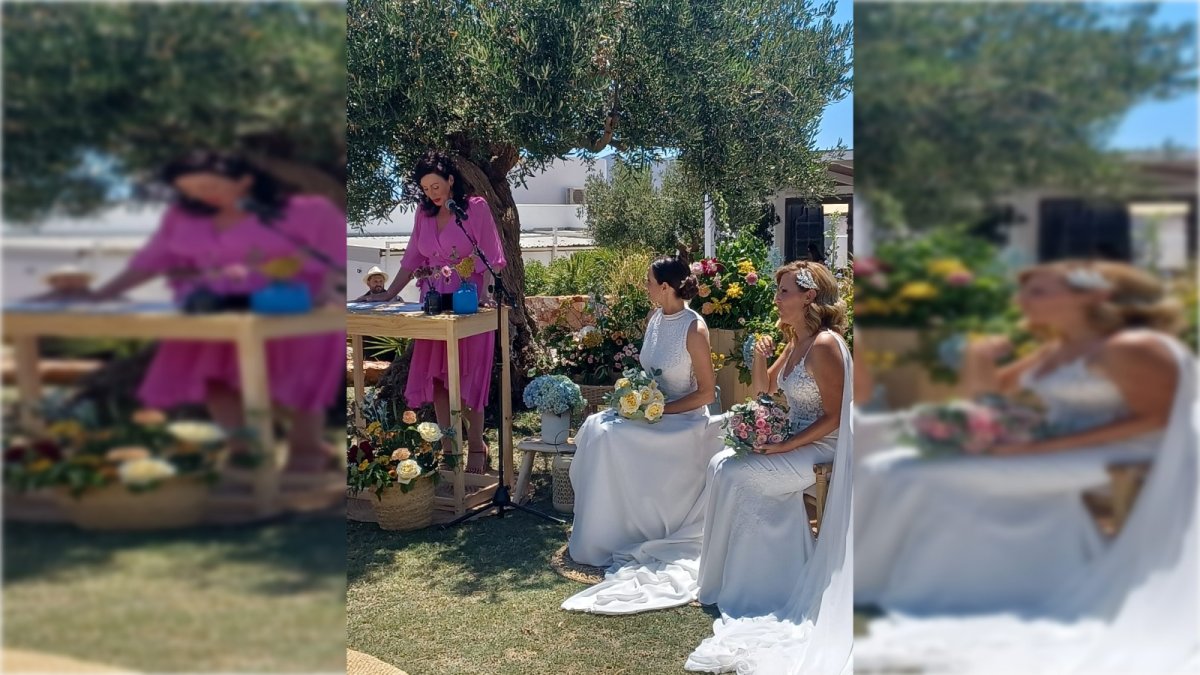 Sonia Ferrer (PSOE) y María del Mar García Lorca (PP), durante su boda. María del Mar Vázquez fue la maestra de ceremonias.