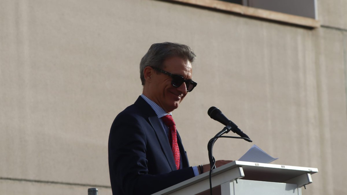 Domingo Hernández, en la puesta de bandas de este último curso en el IES Nicolás Salmerón.