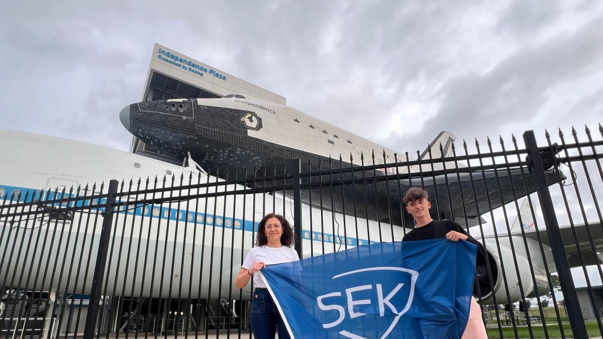 Alfonso García y su profesora de matemáticas, Belén Ortega, en el Space Center de Houston..
