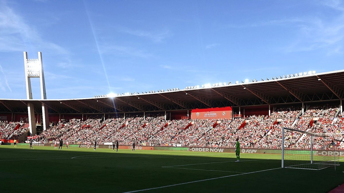 La mejor entrada de la temporada fue en el Almería-Real Madrid con la Feria de fondo.